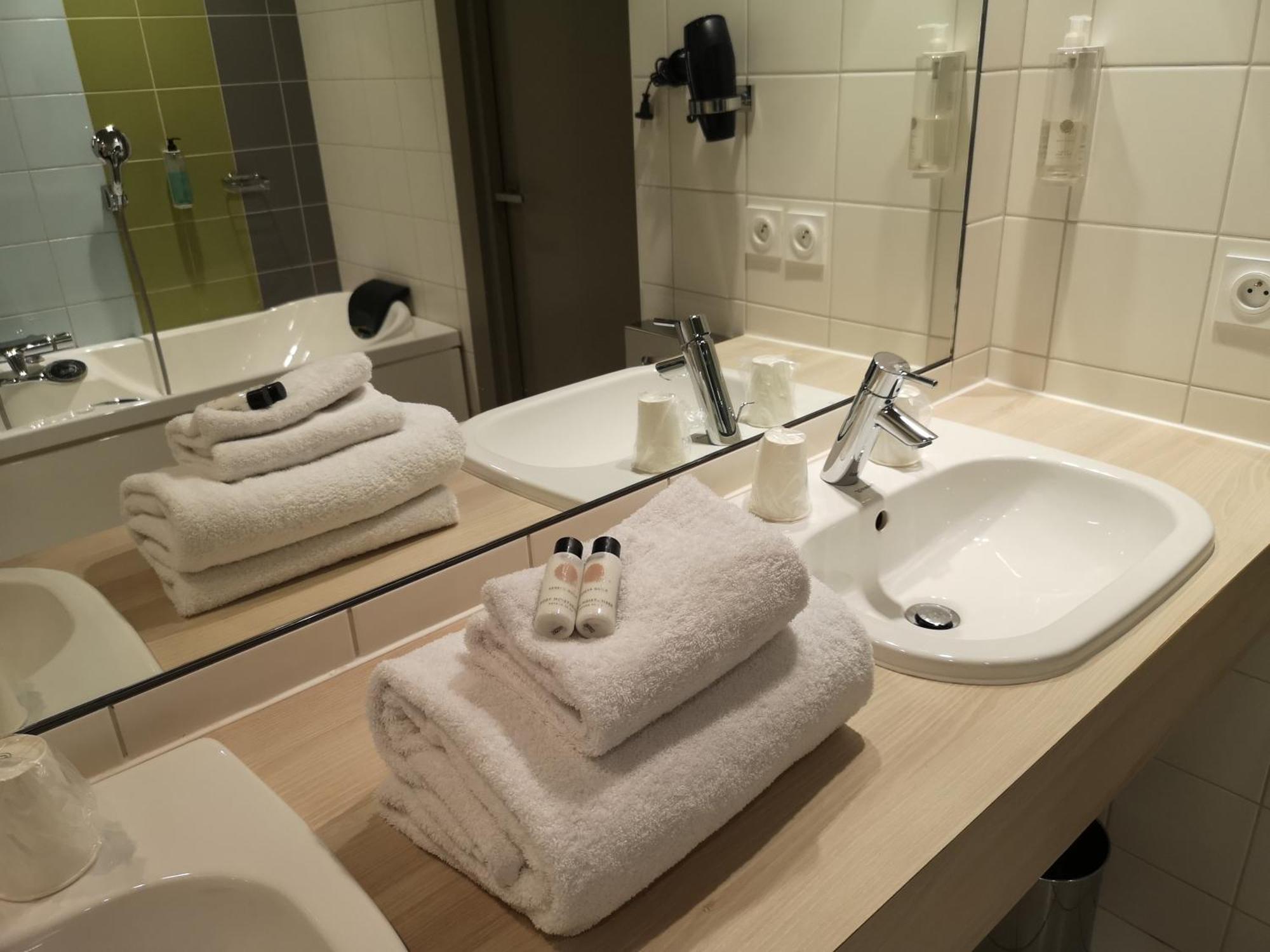 Hotel Le Cinq Hyper - Centre Chambéry Eksteriør bilde